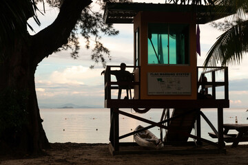 Puesta de sol en playa paradisíaca de Borneo con caseta