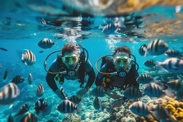 Fotobehang buceadores a bombona con traje de buceo buceando con bombona en el paraí­so rodeados de muchos peces y seres marinos © Julio