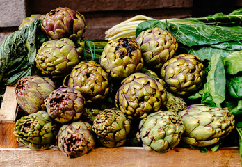 Obraz premium Fresh artichokes in a wooden box