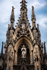 Fototapeta na wymiar Gothic Splendour: A Majestic Portrait of a Masterpiece Touching the Sky.