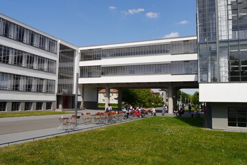 Bauhaus-Gebäude mit Bauhaus Ausstellung in der Bauhausstadt Dessau-Roßlau in Sachsen-Anhalt