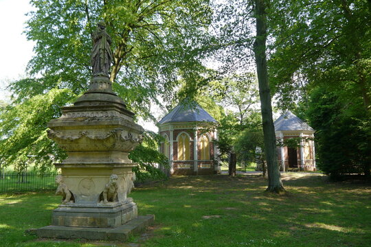 Historische Gartenarchitektur im Schlosspark Schloss Luisium in Dessau-Ro&szlig;lau