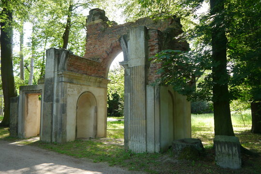 Historische Gartenarchitektur im Schlosspark Schloss Luisium in Dessau-Ro&szlig;lau