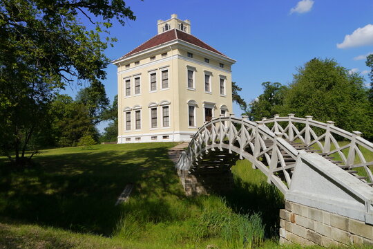 Luisenschloss im Schlossgarten von Schloss Luisium mit Rundbr&uuml;cke bei Dessau