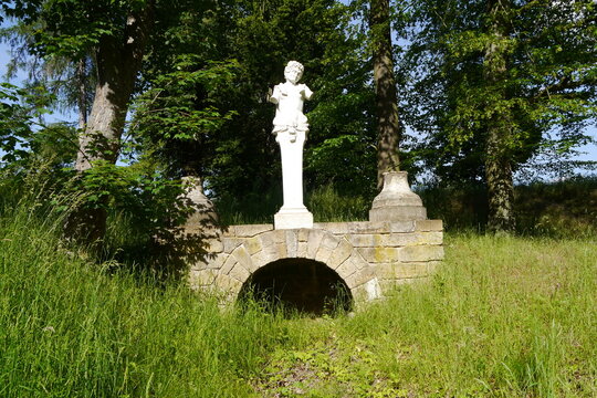 Br&uuml;cke mit Skulptur im Schlosspark Schloss Luisium bei Dessau