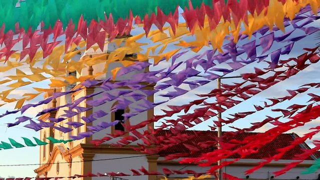 igreja de são joão com bandeiras coloridas de festa junina no brasil