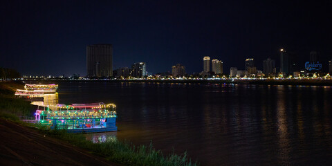 Fototapeta premium The Mekong river at night in Phnom Penh, Cambodia 