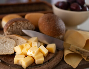 Cheese cubes and black and white breads for a delicius appetizer