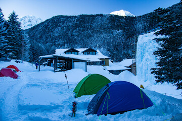 雪の八ヶ岳赤岳鉱泉　テント場の風景