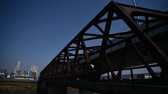 足羽川橋梁を渡る越美北線キハ120形気動車 （北陸本線 福井 - 越前花堂, 2024年3月）