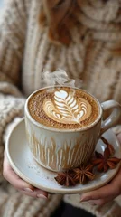 Fotobehang Un primer plano de un exquisitamente elaborado café con leche con delicado arte latte y vapor, servido en una taza de café.    © Julio