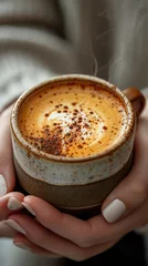 Fotobehang Un primer plano de un exquisitamente elaborado café con leche con delicado arte latte y vapor, servido en una taza de café.    © Julio