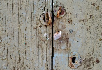 Una vieja puerta de madera marcada por el paso del tiempo y los elementos.