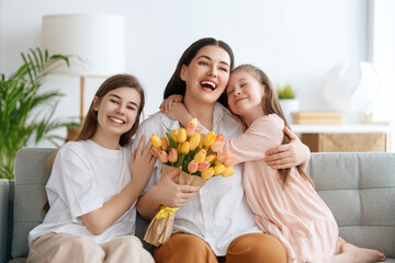 Obraz na płótnie Canvas daughters and mom with flowers