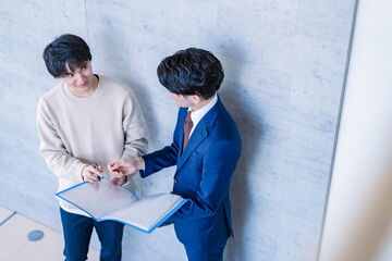 不動産見学をする男性