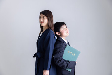 卒業証書を持った男の子と保護者　Graduation certificate	
