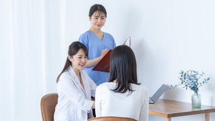 医師に相談する女性患者