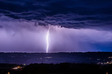 Fotobehang Gewitter mit Wolken-Erde Blitz. Grader, wenig verzweigter Blitz. © kringel