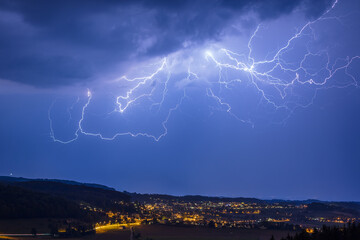 Gewitter mit stark verästeltem Blitz. Hedingen, Schweiz. - obrazy, fototapety, plakaty