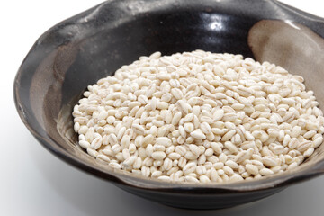 もち麦。ビタミンやミネラルも豊富で健康づくりにはもちろん、ダイエット中にもおすすめです。 もち麦には水溶性食物繊維の一種である「大麦β-グルカン」という、お腹の調子を整えたり、糖質の吸収にも関わったりする成分が含まれています。