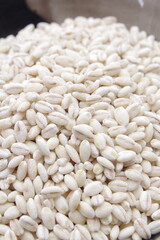 もち麦。ビタミンやミネラルも豊富で健康づくりにはもちろん、ダイエット中にもおすすめです。 もち麦には水溶性食物繊維の一種である「大麦β-グルカン」という、お腹の調子を整えたり、糖質の吸収にも関わったりする成分が含まれています。