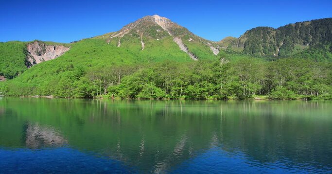 焼岳と新緑の大正池　長野県
