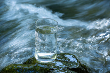 グラスの中の天然水