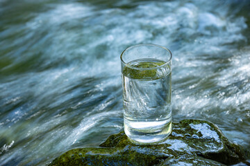 グラスの中の天然水