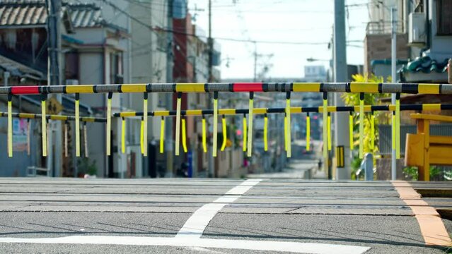 住宅街の踏切　遮断機