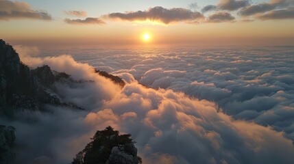 The sun rises from behind Mount Tai.The sea of clouds is like a fairyland  