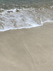 白い砂浜と波打ち際