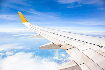 Obraz premium Wing of an airplane flying above the ocean. Photo applied to tourism operators. picture for add text message or frame website. Traveling concept