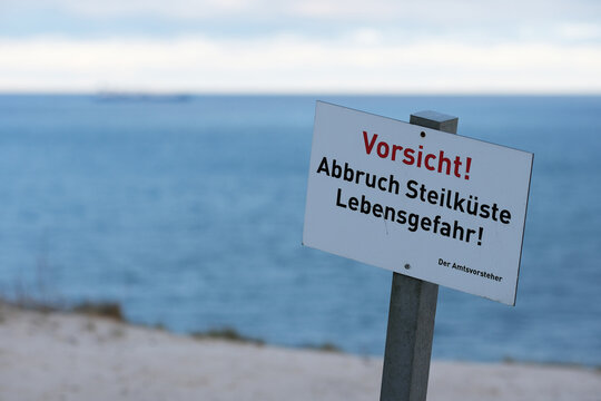 Warnschild "Vosicht! Abbruch Steilküste Lebensgefahr!" an der Ostseeküste bei Sellin, Insel Rügen, Deutschland