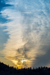 Obraz na płótnie Canvas 雄大な空の雲と山のシルエット。