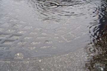 雨の日のマンホール