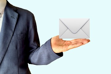 メールが届いたお知らせをする男性