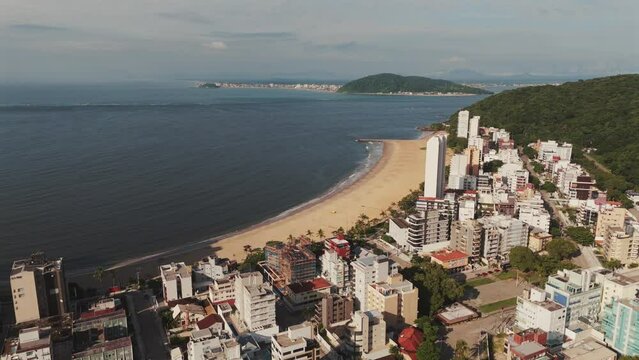 Enjoy the serene Mansa Beach of Caiob&aacute;, with the bay and the city of Guaratuba in the background.