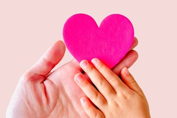 Fototapeta premium 親子の手とハート 優しいイメージ