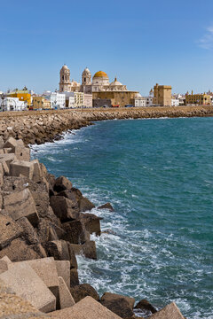 View in vertical format of the old town of C&aacute;diz