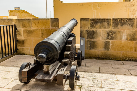 Malta, Valletta, old cannon in the fortress
