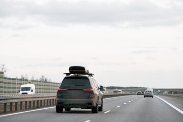 Fototapeta na wymiar Road-Ready Comfort: Car Equipped with Roofbox for Extended Trips