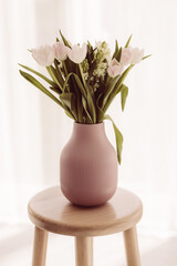 Weiße Tulpen mit rosa, in einer rosa Vase