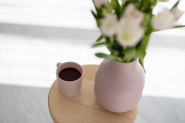 Tulpen in rosa Vase mit rosa Kaffeetasse