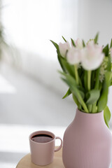 Tulpen in rosa Vase mit rosa Kaffeetasse