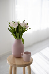 Tulpen in rosa Vase mit rosa Kaffeetasse