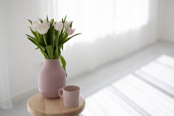 Blumen mit weiß-grauem Hintergrund, farblich passende Kaffeetasse
