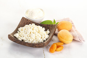 Cottage cheese with apricot and cream