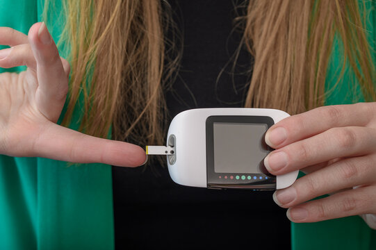 Glukometr, mobilne urządzenie do kontrolowania cukru we krwi 