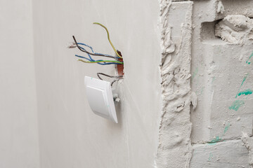 Podłączenie włącznika światła, kable wystające ze ściany przy remoncie domu - obrazy, fototapety, plakaty
