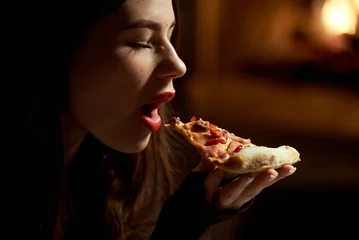 Foto op Plexiglas Girl with red lipstick sexy eating pizza in a pizzeria © dvoinik